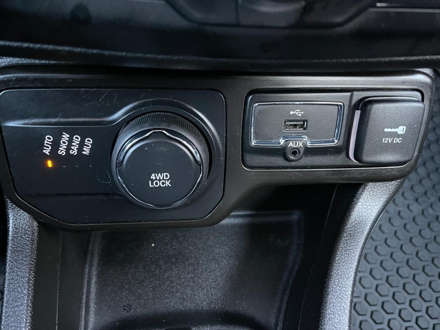 2020 Gray /Black Jeep Renegade Latitude 4WD (ZACNJBBB7LP) with an 2.4L I4 DOHC 16V engine, 9A transmission, located at 11115 Chardon Rd. , Chardon, OH, 44024, (440) 214-9705, 41.580246, -81.241943 - Photo#31